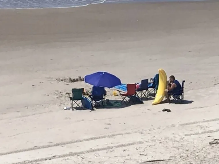 IMAMO TAKO PUNO PITANJA, A TAKO MALO ODGOVORA: Za&scaron;to je beba u lateksu? Gitara od slanine? Opasna kava...