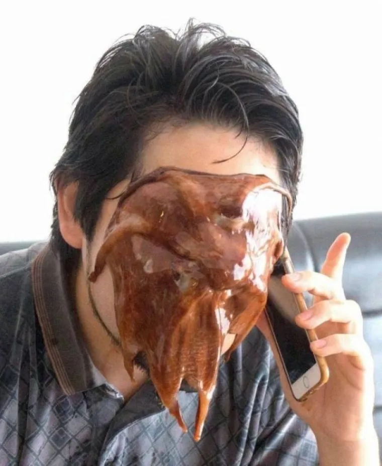 IMAMO TAKO PUNO PITANJA, A TAKO MALO ODGOVORA: Za&scaron;to je beba u lateksu? Gitara od slanine? Opasna kava...