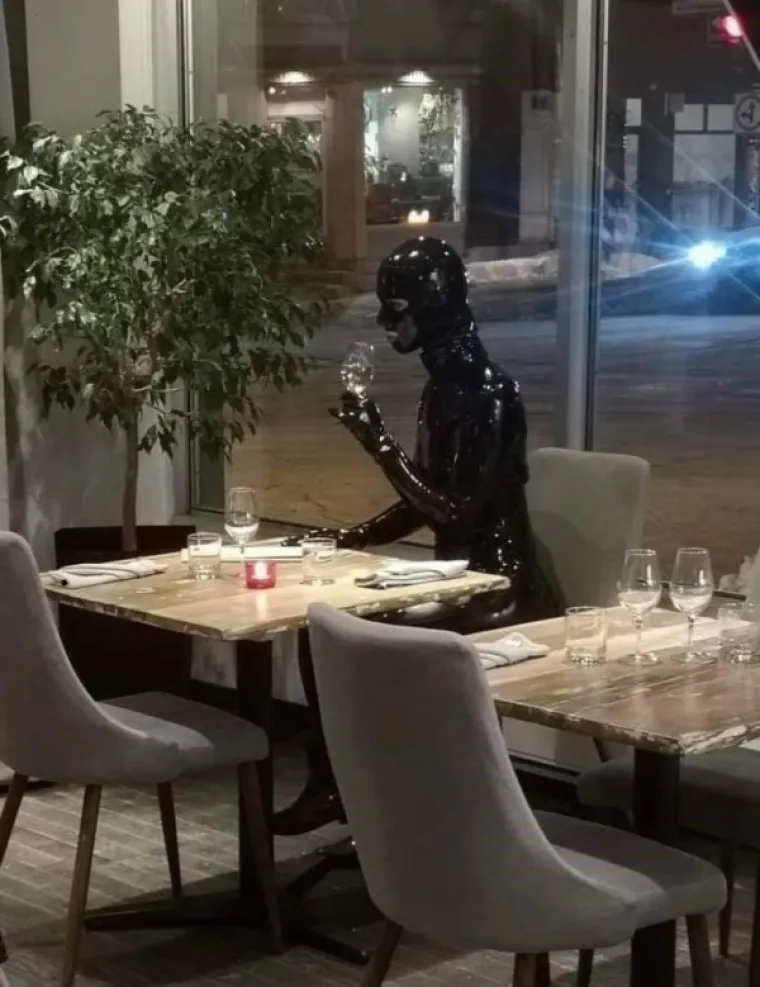 IMAMO TAKO PUNO PITANJA, A TAKO MALO ODGOVORA: Za&scaron;to je beba u lateksu? Gitara od slanine? Opasna kava...