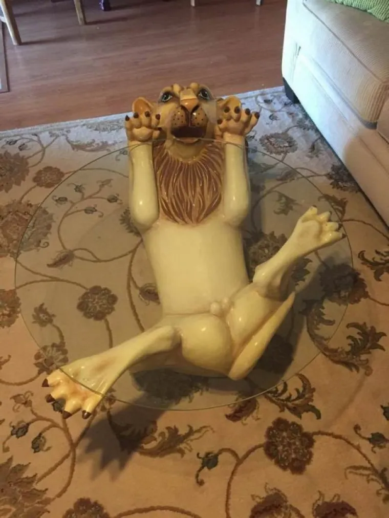 IMAMO TAKO PUNO PITANJA, A TAKO MALO ODGOVORA: Za&scaron;to je beba u lateksu? Gitara od slanine? Opasna kava...