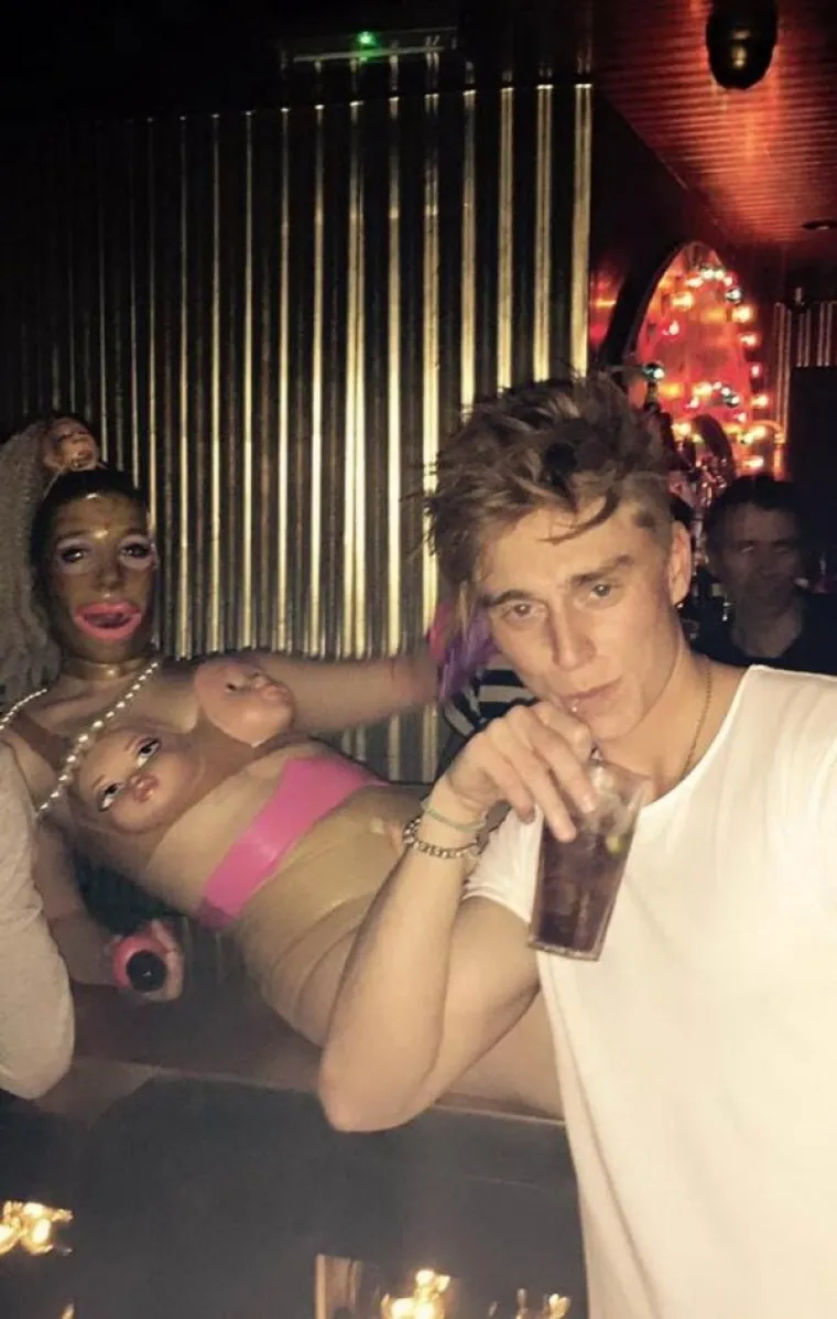 IMAMO TAKO PUNO PITANJA, A TAKO MALO ODGOVORA: Za&scaron;to je beba u lateksu? Gitara od slanine? Opasna kava...