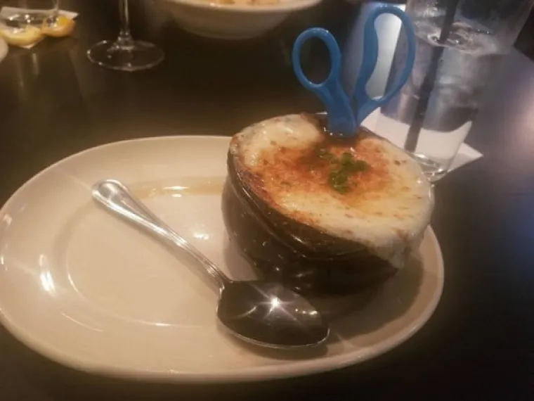 IMAMO TAKO PUNO PITANJA, A TAKO MALO ODGOVORA: Za&scaron;to je beba u lateksu? Gitara od slanine? Opasna kava...