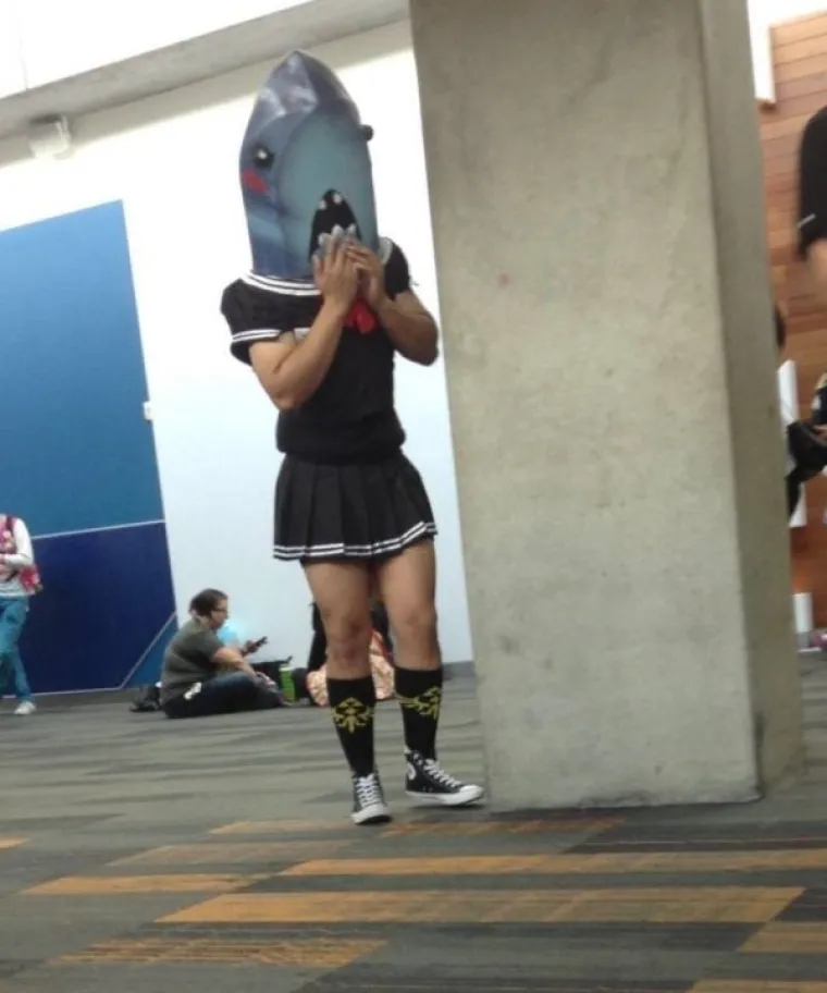 IMAMO TAKO PUNO PITANJA, A TAKO MALO ODGOVORA: Za&scaron;to je beba u lateksu? Gitara od slanine? Opasna kava...