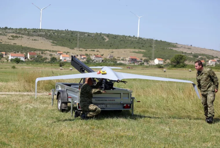 U &Scaron;ibeniku je održana prezentacija kori&scaron;tenja besposadnih zrakoplovnih sustava &ldquo;Orbiter 3&rdquo; koji se koriste u sklopu izviđanja i ranog otkrivanja požara u sklopu Protupožarne sezone 2019. godine