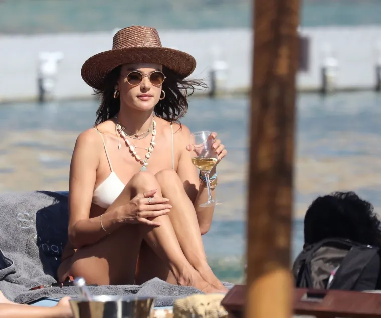 VIKTORIJINA ANĐELICA UHVAĆENA U GOLI&Scaron;AVOM IZDANJU: Paradirala na plaži u bikiniju koji je malo toga prepustio ma&scaron;ti