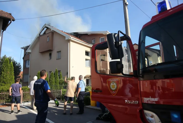Tuga u Velikoj Gorici: Mladi vatrogasac poginuo dok je gasio požar na krovi&scaron;tu kuće
