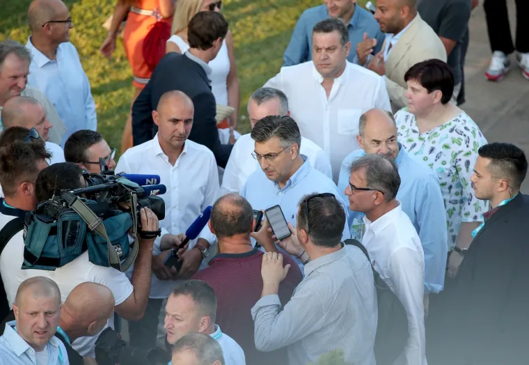 Poznati vole bijeli sport: Na ATP stigli ministri, pogledajte u čijem je dru&scaron;tvu Plenković pratio meč