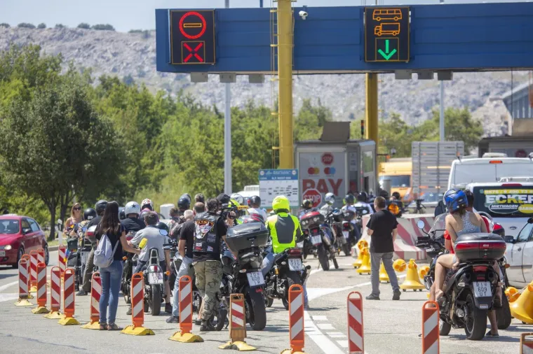 Motociklisti prosvjedovali na Krčkom mostu: Kovanicama protiv naplate mostarine