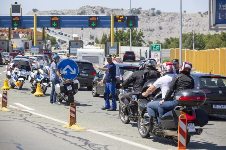 Motociklisti prosvjedovali na Krčkom mostu: Kovanicama protiv naplate mostarine