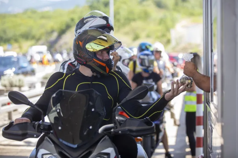 Motociklisti prosvjedovali na Krčkom mostu: Kovanicama protiv naplate mostarine