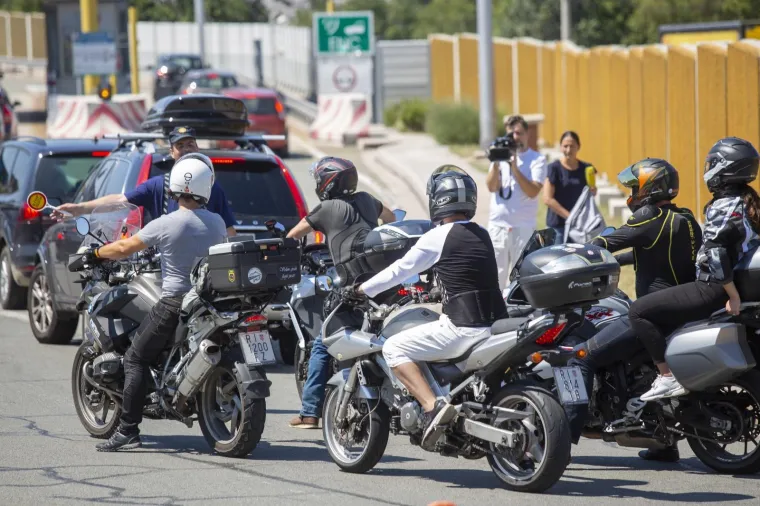 Motociklisti prosvjedovali na Krčkom mostu: Kovanicama protiv naplate mostarine