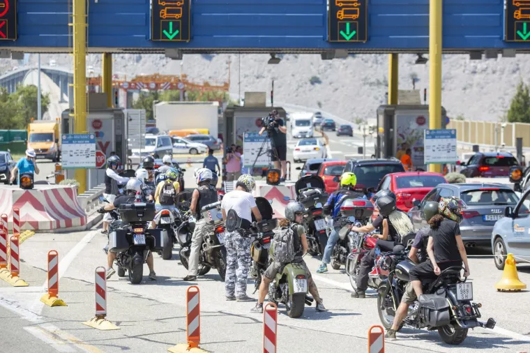 Motociklisti prosvjedovali na Krčkom mostu: Kovanicama protiv naplate mostarine