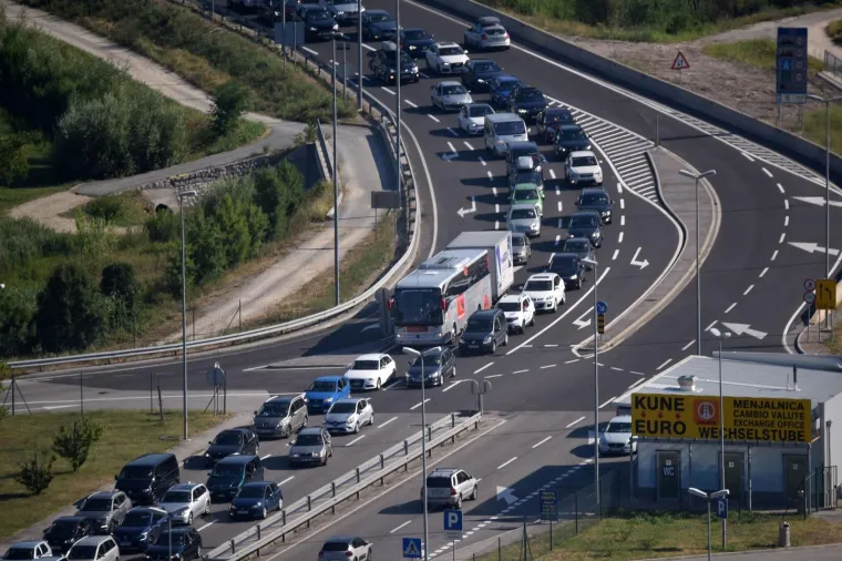 Sezona je do&scaron;la do vrhunca! Pogledajte kilometarske kolone u Lučkom i na graničnim prijelazima