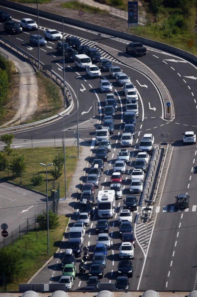Sezona je do&scaron;la do vrhunca! Pogledajte kilometarske kolone u Lučkom i na graničnim prijelazima