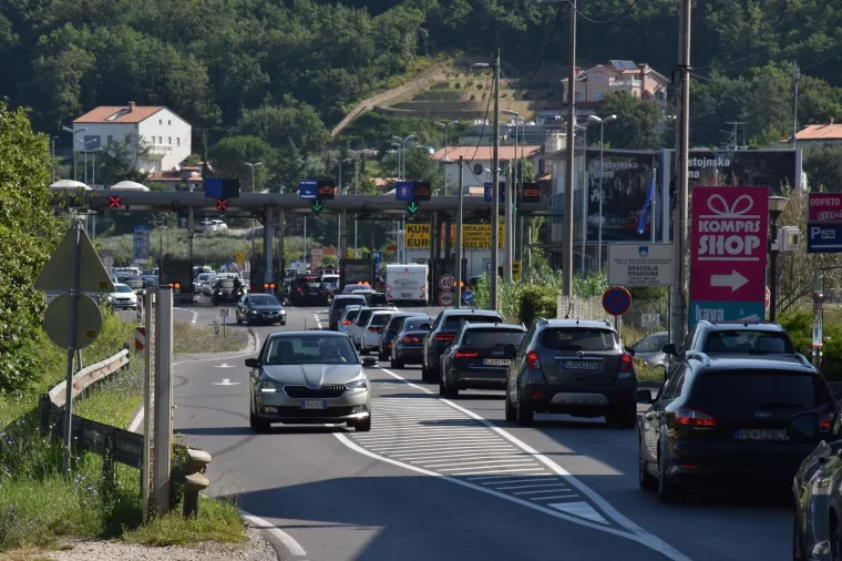 Sezona je do&scaron;la do vrhunca! Pogledajte kilometarske kolone u Lučkom i na graničnim prijelazima