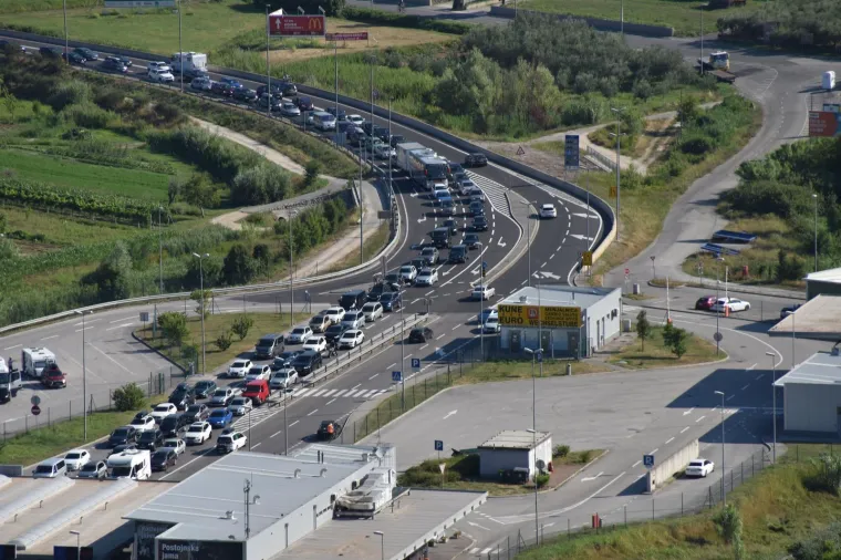 Sezona je do&scaron;la do vrhunca! Pogledajte kilometarske kolone u Lučkom i na graničnim prijelazima