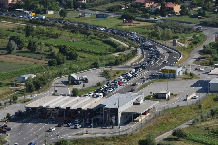 Sezona je do&scaron;la do vrhunca! Pogledajte kilometarske kolone u Lučkom i na graničnim prijelazima