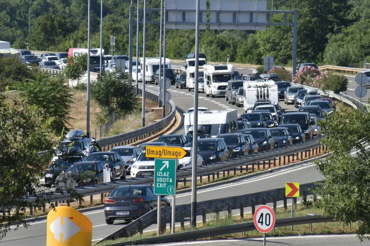 Sezona je do&scaron;la do vrhunca! Pogledajte kilometarske kolone u Lučkom i na graničnim prijelazima