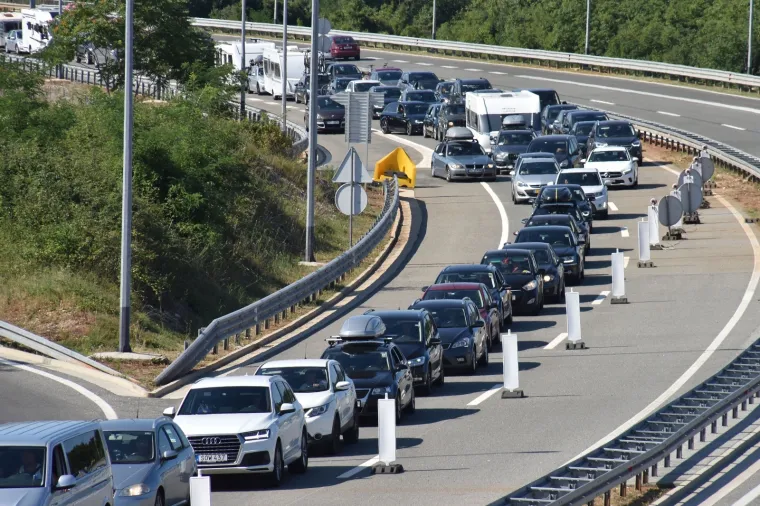 Sezona je do&scaron;la do vrhunca! Pogledajte kilometarske kolone u Lučkom i na graničnim prijelazima