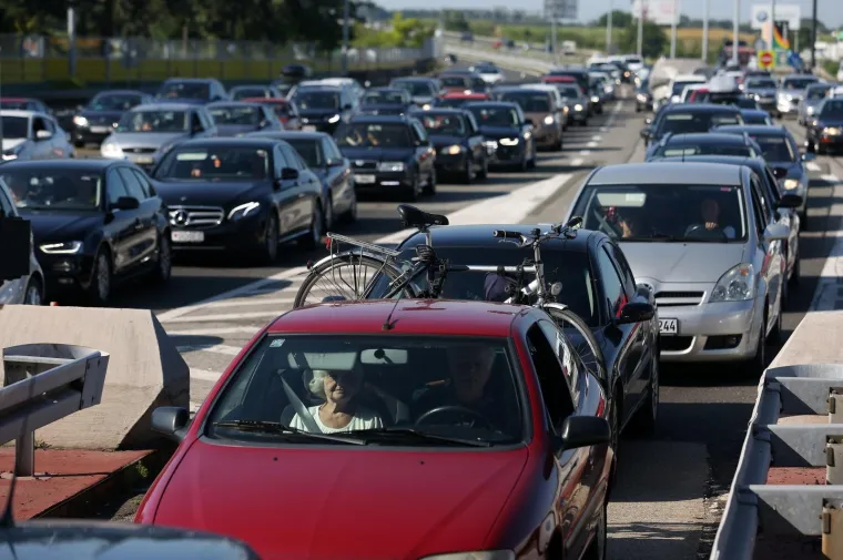 Sezona je do&scaron;la do vrhunca! Pogledajte kilometarske kolone u Lučkom i na graničnim prijelazima
