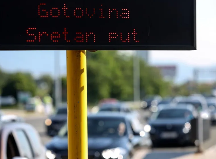 Sezona je do&scaron;la do vrhunca! Pogledajte kilometarske kolone u Lučkom i na graničnim prijelazima
