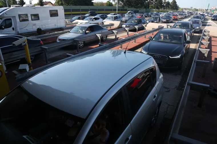 Sezona je do&scaron;la do vrhunca! Pogledajte kilometarske kolone u Lučkom i na graničnim prijelazima