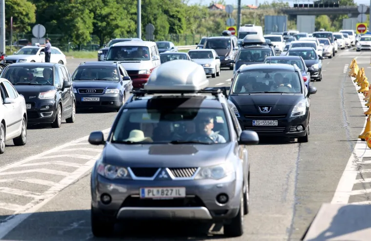 Sezona je do&scaron;la do vrhunca! Pogledajte kilometarske kolone u Lučkom i na graničnim prijelazima