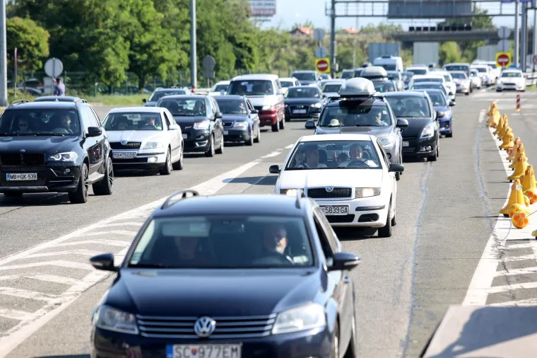 Sezona je do&scaron;la do vrhunca! Pogledajte kilometarske kolone u Lučkom i na graničnim prijelazima