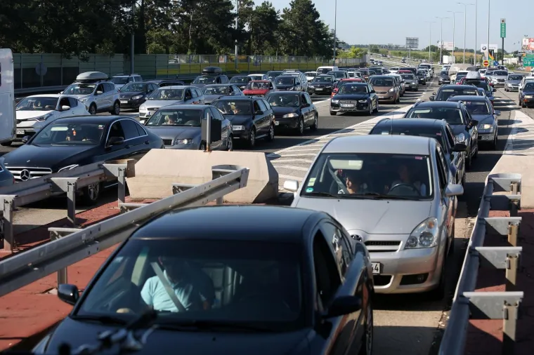 Sezona je do&scaron;la do vrhunca! Pogledajte kilometarske kolone u Lučkom i na graničnim prijelazima