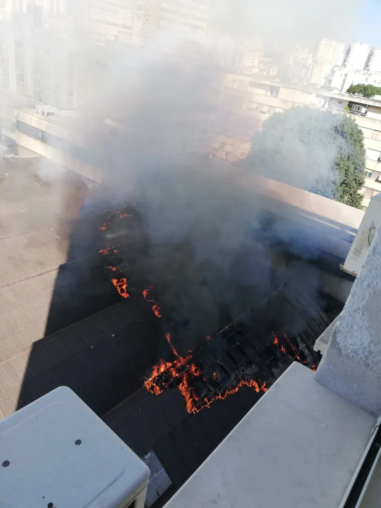 Vatra 'guta' skladi&scaron;te Slobodne Dalmacije: Zbog opasnosti od eksplozije evakuirani djelatnici novina