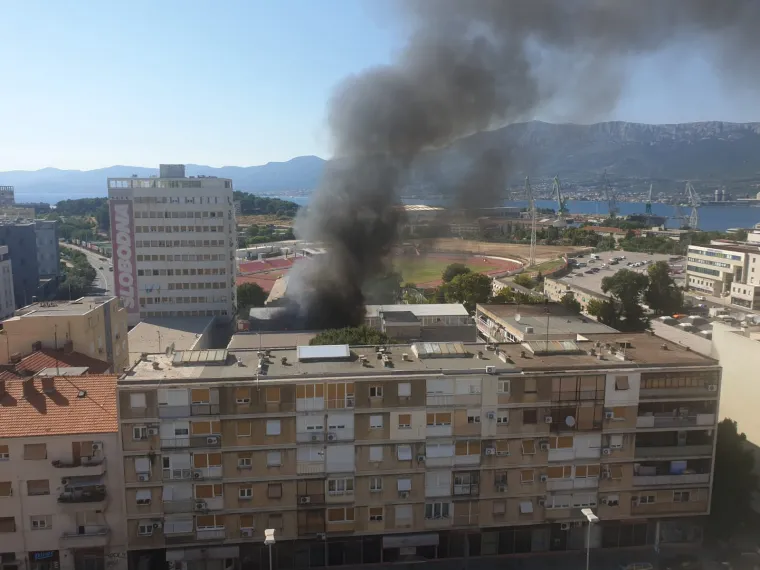 Vatra 'guta' skladi&scaron;te Slobodne Dalmacije: Zbog opasnosti od eksplozije evakuirani djelatnici novina