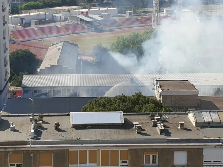 Vatra 'guta' skladi&scaron;te Slobodne Dalmacije: Zbog opasnosti od eksplozije evakuirani djelatnici novina