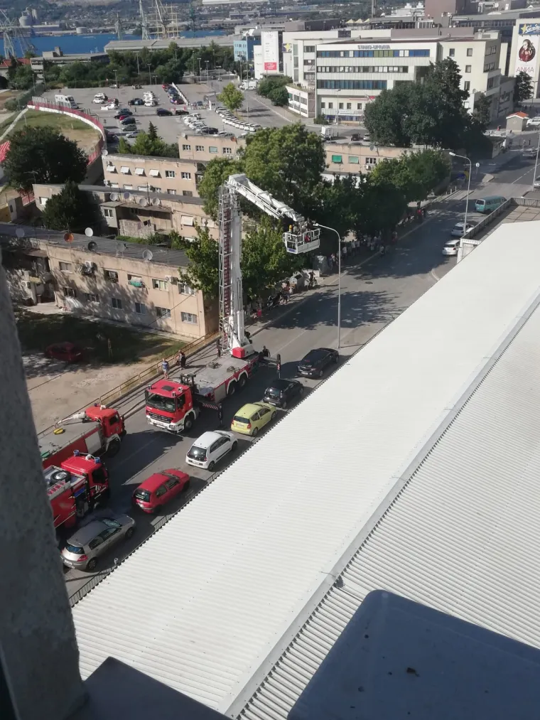 Vatra 'guta' skladi&scaron;te Slobodne Dalmacije: Zbog opasnosti od eksplozije evakuirani djelatnici novina