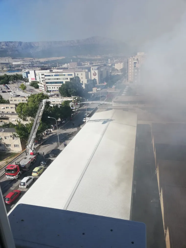 Vatra 'guta' skladi&scaron;te Slobodne Dalmacije: Zbog opasnosti od eksplozije evakuirani djelatnici novina