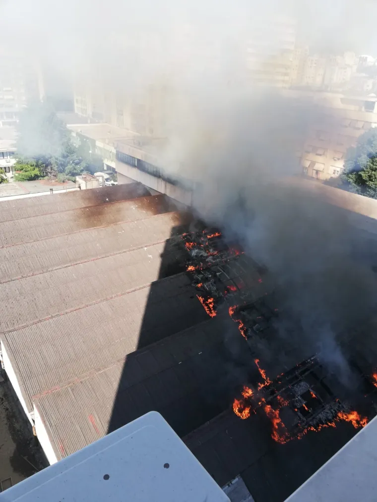 Vatra 'guta' skladi&scaron;te Slobodne Dalmacije: Zbog opasnosti od eksplozije evakuirani djelatnici novina