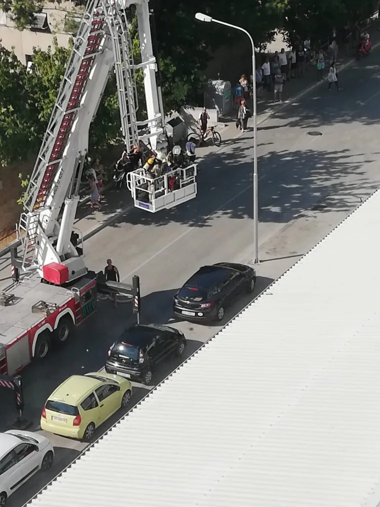 Vatra 'guta' skladi&scaron;te Slobodne Dalmacije: Zbog opasnosti od eksplozije evakuirani djelatnici novina