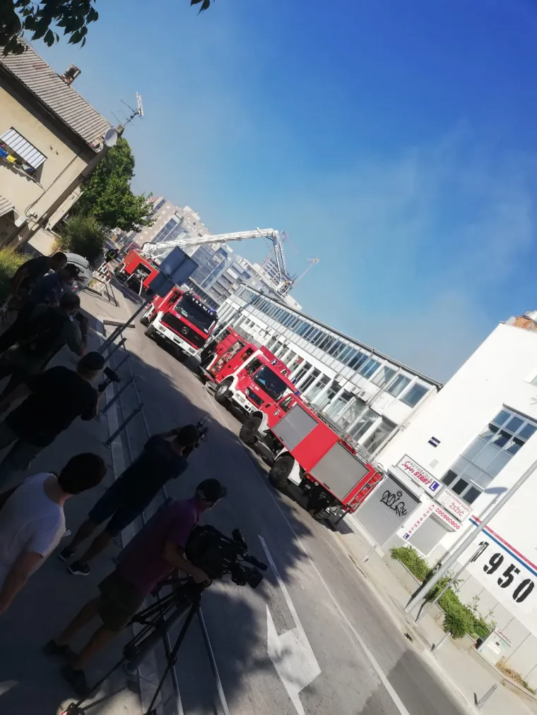 Vatra 'guta' skladi&scaron;te Slobodne Dalmacije: Zbog opasnosti od eksplozije evakuirani djelatnici novina