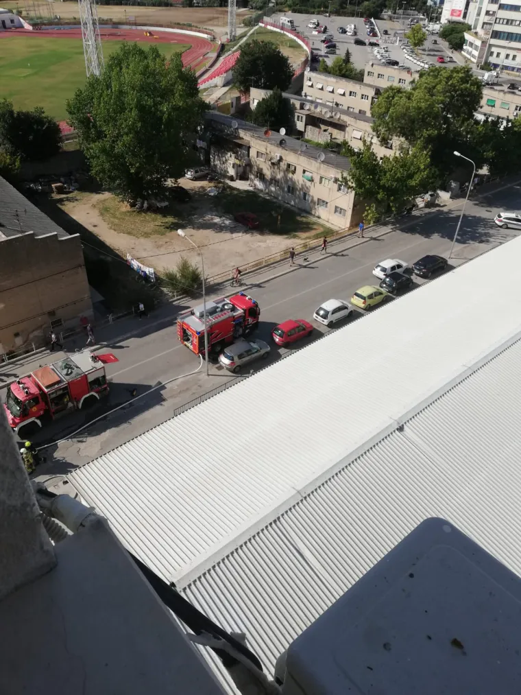 Vatra 'guta' skladi&scaron;te Slobodne Dalmacije: Zbog opasnosti od eksplozije evakuirani djelatnici novina