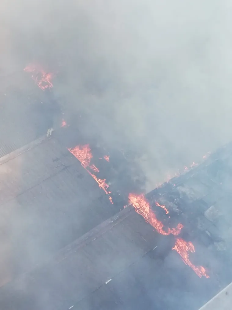 Vatra 'guta' skladi&scaron;te Slobodne Dalmacije: Zbog opasnosti od eksplozije evakuirani djelatnici novina