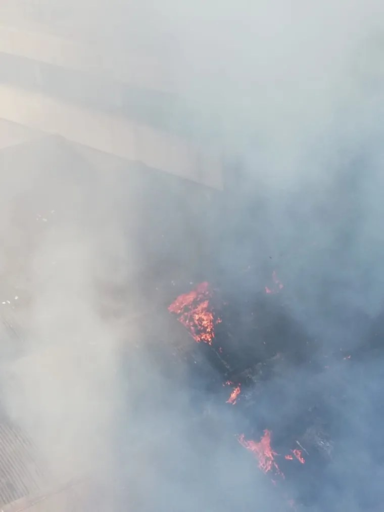 Vatra 'guta' skladi&scaron;te Slobodne Dalmacije: Zbog opasnosti od eksplozije evakuirani djelatnici novina