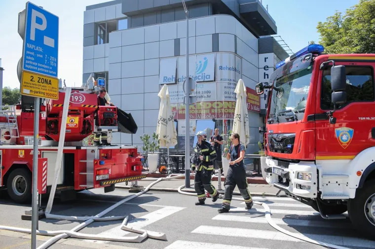 Požar u centru Zagreba! Vatra zahvatila poznati restoran, četiri vatrogasna vozila su na terenu