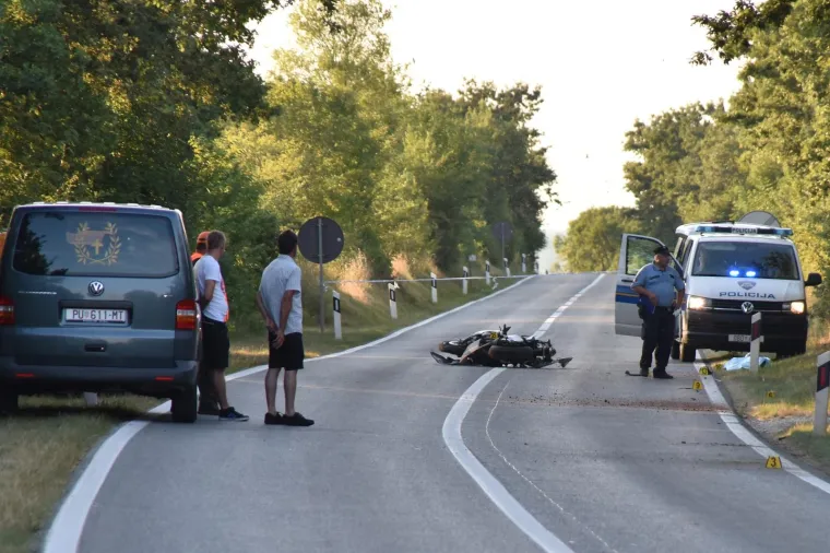 TRAGEDIJA KOD VODNJANA: Motociklist izletio s ceste i poginuo