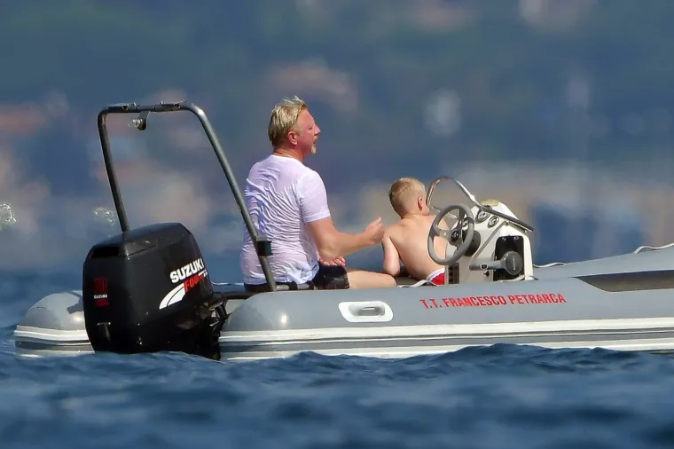 Legenda tenisa Boris Becker ljetuje s prijateljima na ogromnoj jahti.
