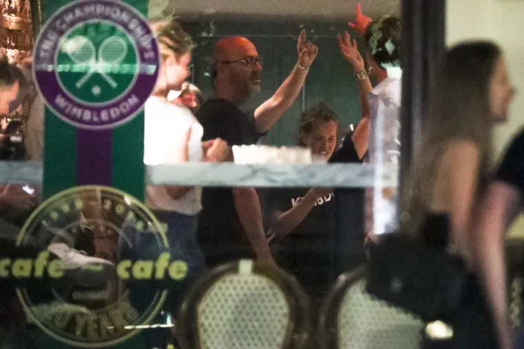 SEKSI WIMBLEDONSKA POBJEDNICA SNIMLJENA U RAZUZDANOJ ZABAVI: Izvela je striptiz u centru Praga