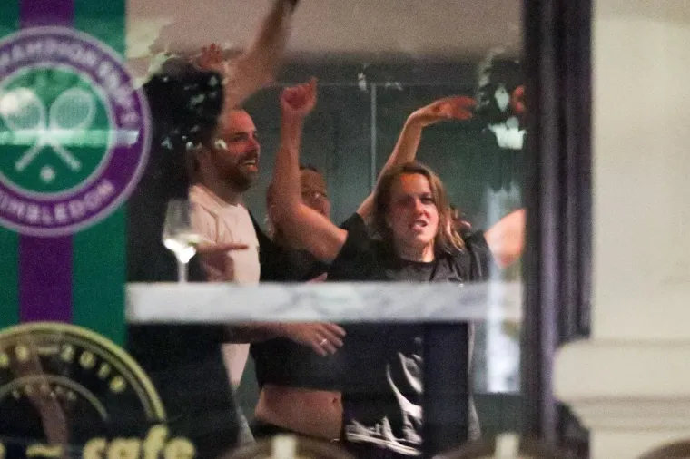 Sjajna 33-godišnja češka tenisačica Barbora Strycova snimljena je u centru Praga za vrijeme proslave njezine Wimbledonske titule u paru s Tajvankom Su-Wei Hsieh.