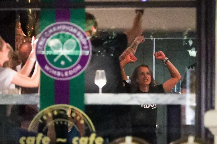 Trenutno 16. igračica prema WTA ljestvici u singlu i broj 1. u parovima u jednom se trenutku toliko opustila da je izvela striptiz i skinula se u grudnjak.