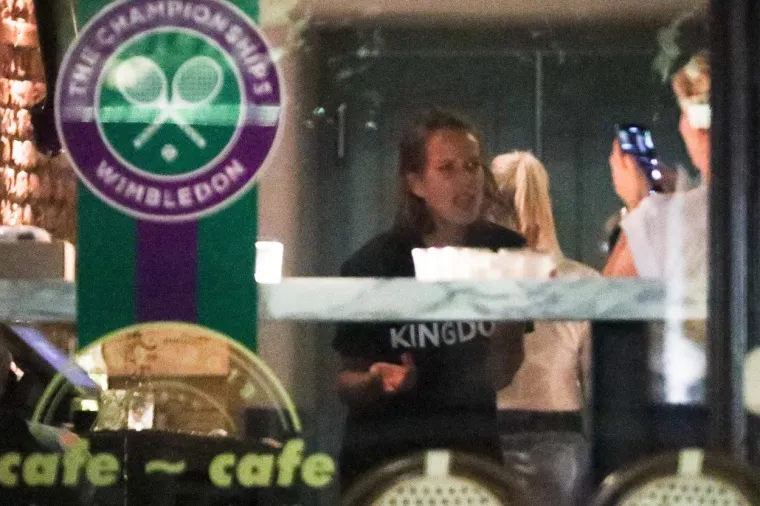 SEKSI WIMBLEDONSKA POBJEDNICA SNIMLJENA U RAZUZDANOJ ZABAVI: Izvela je striptiz u centru Praga