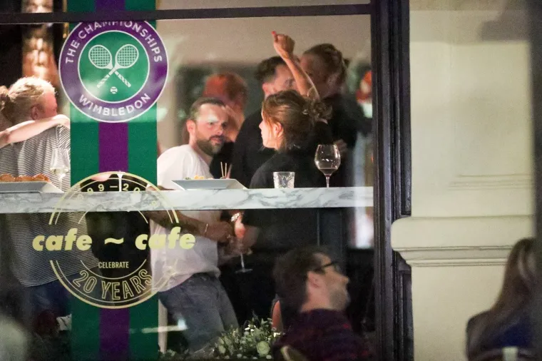 SEKSI WIMBLEDONSKA POBJEDNICA SNIMLJENA U RAZUZDANOJ ZABAVI: Izvela je striptiz u centru Praga