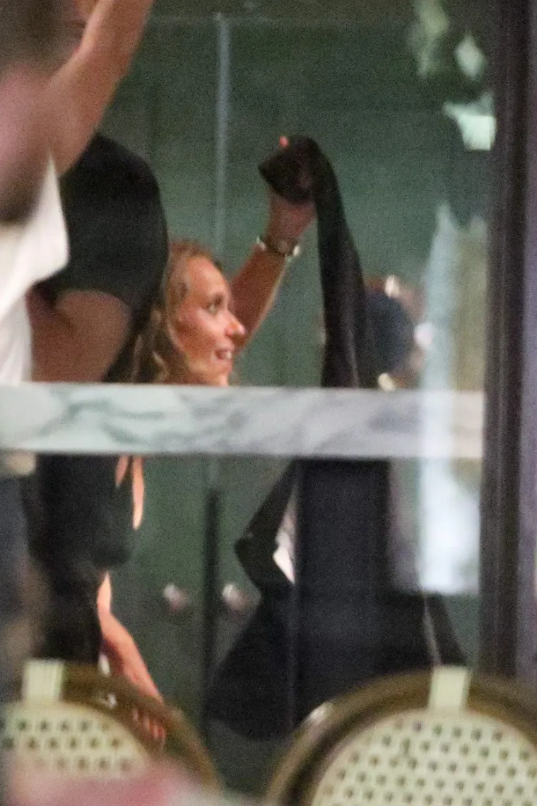 SEKSI WIMBLEDONSKA POBJEDNICA SNIMLJENA U RAZUZDANOJ ZABAVI: Izvela je striptiz u centru Praga