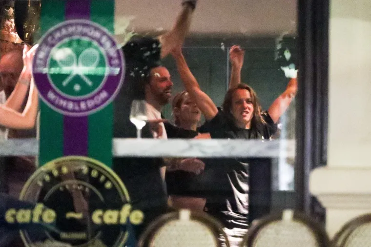SEKSI WIMBLEDONSKA POBJEDNICA SNIMLJENA U RAZUZDANOJ ZABAVI: Izvela je striptiz u centru Praga